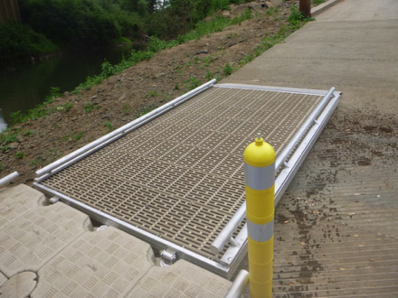 Steel plate and ramp – space between ramp and launch –  adjusts to the river level